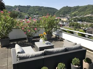 die Aussicht von der Terrasse auf die Reichsburg