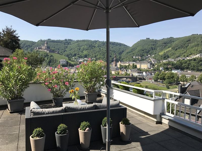 die herrliche Aussicht auf Reichsburg und Stadt