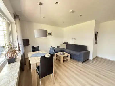 FeWo 1 Wohnbereich mit Küche und Essgruppe