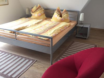 gemütliches Schlafzimmer mit Doppelbett