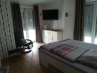 Das SChlafzimmer mit großem Doppelbett und Fernseher