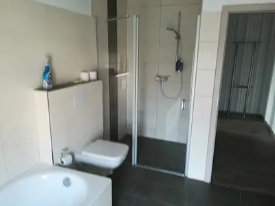 Das Bad mit Dusche und Badewanne