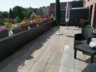 Der große Balkon mit Blick auf die Stadt
