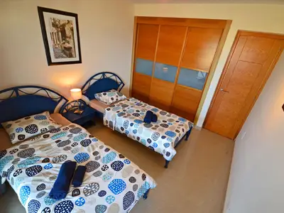 Schlafbereich. Schlafzimmer nr 1 mit großem Schrank und Ausgang auf die Terrasse