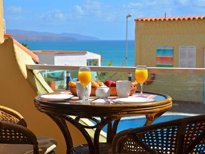 Direkte Umgebung des Objekts. Balkon mit Ausblick auf das Meer