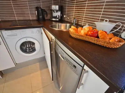 Kochbereich. Küche mit Wasch- und Spülmaschine