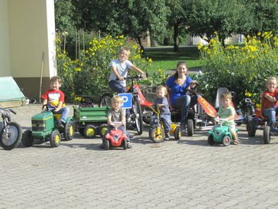 viele Kinderfahrzeuge und viel Platz am Hof, abseits vom Straßenverkehr