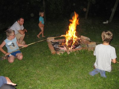 Stockbrot backen an der Lagerfeuerstelle