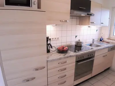 moderne Einbauküche mit Geschirrspüler