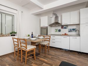 23751497-Ferienwohnung-4-Cres-300x225-3