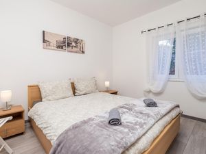 23752714-Ferienwohnung-4-Cres-300x225-4