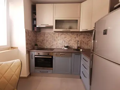 Küche mit Kühlschrank, Backofen, Herd, Mikrowelle, Wasserkocher, Toaster