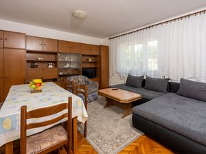 23943608-Ferienwohnung-8-Crikvenica-300x225-4