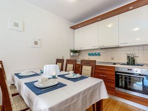 23945048-Ferienwohnung-5-Crikvenica-300x225-2