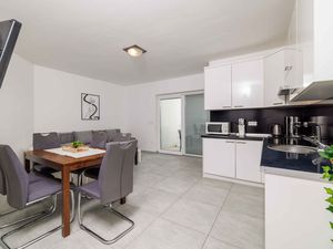 23777218-Ferienwohnung-5-Crikvenica-300x225-0