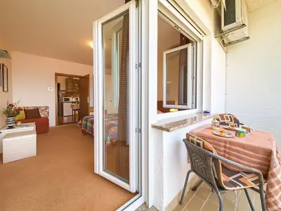 Wohnbereich. Aartment mit Balkon für 2+1 Person