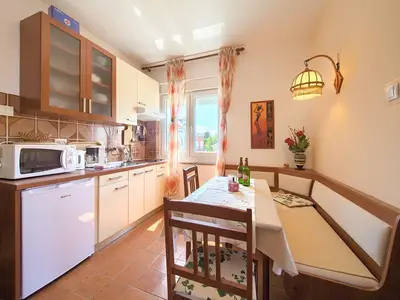 Kochbereich. Küche mit Essecke