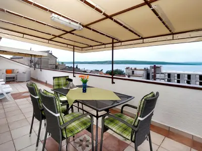 Ausblick aus dem Fenster. Terrasse mit Blick auf die Insel Krk