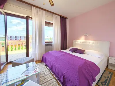 Schlafbereich. Schlafzimmer für 2 + Sofa 1 Person-Zusatzbett