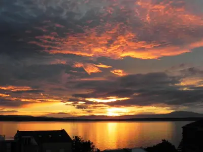 Ausblick aus dem Fenster. Sonnenuntergang in Crikvenica