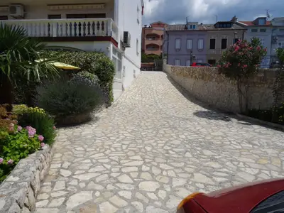Außenansicht des Gebäudes. Parkplatz geschlossen im Hof