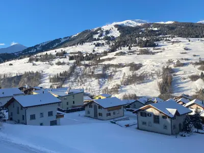 Pisten und Bergbahn: Aussicht von der Küche