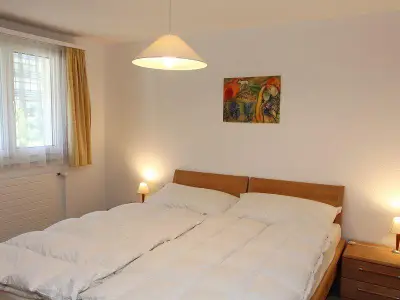 Schlafzimmer mit Doppelbett