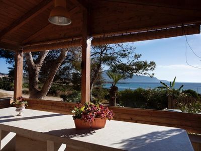 Überdachte und ausgestattete Veranda mit Blick auf das Meer