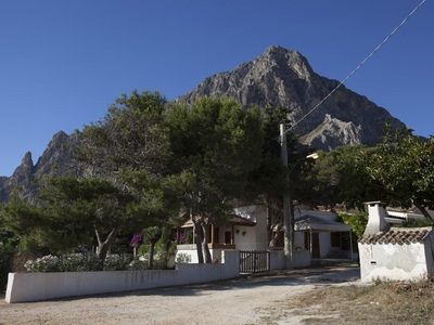 Frontal- und Seitenansicht des Hauses und Blick auf den Monte Cofano