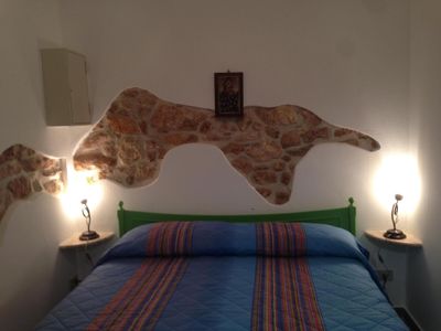 Schlafzimmer mit Steinwand