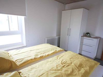 Fewo 7 Haus Seeluft Duhnen - Schlafzimmer mit Schrank und Teil-Meerblick