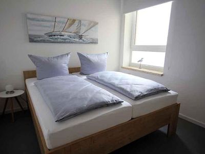 Fewo 5 Haus Seeluft Duhnen - Schlafzimmer mit Doppelbett und Teil-Meerblick