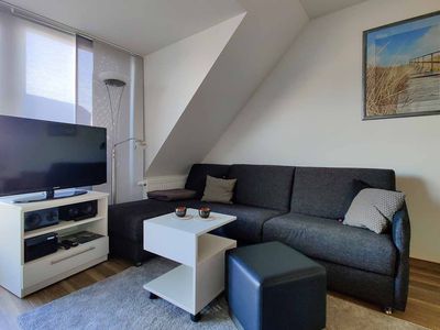 Fewo 416 Residenz Hohe Lith Duhnen - Wohnbereich mit TV und Schlafcouch