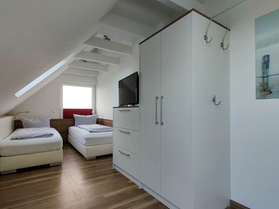 Fewo 416 Residenz Hohe Lith Duhnen - Schlafzimmer mit zwei Einzelbetten und TV im Dachgeschoss