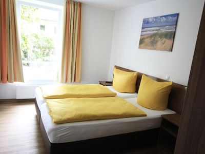 Ferienwohnung 304 Hohe Lith Duhnen - Schlafzimmer 1 mit Doppelbett und eigenem TV