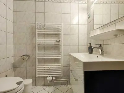 Fewo 2 im Haus Zyrus in Duhnen - modernes Duschbad mit Waschtisch