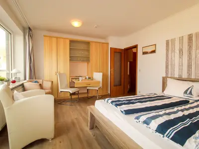 Cuxland-Fewo-Service-Haus Elbe-Wohnung 16-Wohn/Schlafraum