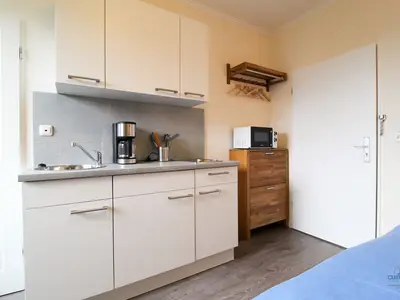 Cuxland-Fewo-Service - Haus Frauenpreis-Wohnung 64 - Wohn-Schlazimmer-Küchenzeile