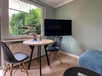 Schwenkbarer Smart-TV neben dem Essplatz