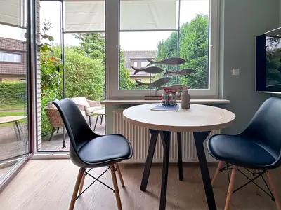 Bequemer Essplatz mit Blick in den Garten