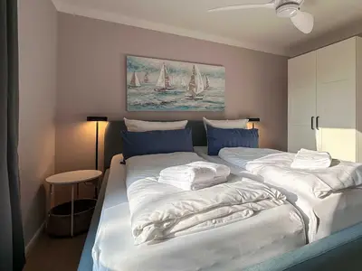 Schlafzimmer mit Deckenventilator, Fliegengitter und bald Black-Out Plissee