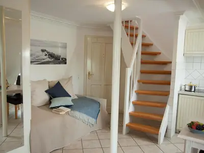 Wohnbereich. Treppe zum Schlafzimmer
