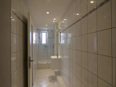 Der Duschbereich incl separtem Waschtisch ist vom Toilettenbereich schoen getrennt