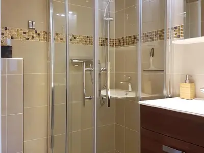 Regenwalddusche mit Echtglas und Mosaikboden laden zum Relaxen ein