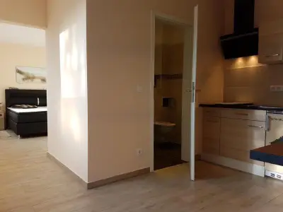Blick auf die Küche und den Badezimmerbereich