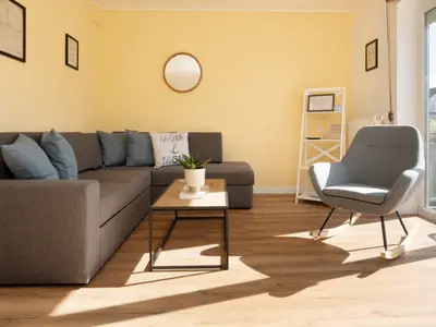 Wohnzimmer mit Essbereich, Schlafsofa und Smart-TV