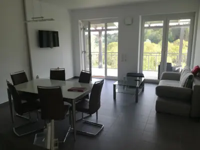 Wachtfels-Lodge Wohn-/Esszimmer (2)