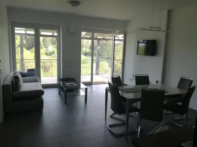 Wachtfels-Lodge Wohn-/Esszimmer