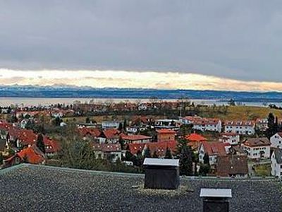 Panoramablick von der Aussichtsterrasse "Daisendorf" auf Daisendorf, den Bodensee sowie die Alpen