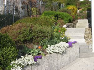 Treppenaufgang zur Sitzecke im Garten